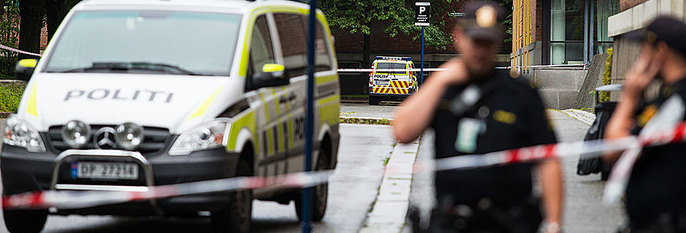  SPERRET:  Politiet sperret av et området på Universitetet i Oslo. En mann ble skutt og politiet fant en bombe.
