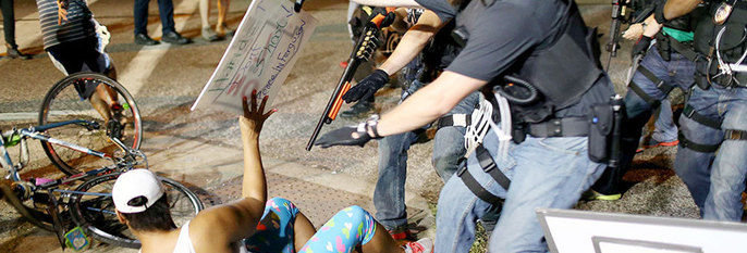 OPPRØR:Michael Brown ble skutt og drept av en politimann. Mange i Ferguson i USA er sinte på politiet. De har gjort opprør.