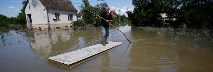  VANN:  Lazar Vakic padler forbi huset sitt nær byen Bosanski Samac i Bosnia. Den ligger rett ved elva Sava. Den flommer over.