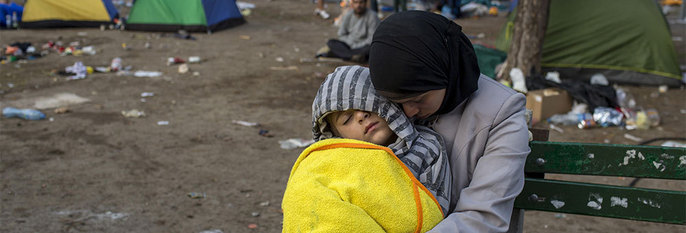  NØD:  Flyktninger kan stanses av soldater i Ungarn. Flyktningene rømmer fra krig og nød.