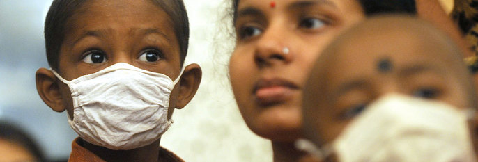 SYKE:Langt flere mennesker vil få sykdommen kreft i framtiden. Her er noen indiske barn på Tata-sykehuset i Mumbai. De er på et arrangement om kreft.
