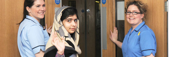 SKOLE: Malala fra Pakistan går på skolen igjen. Hun ble skutt i hodet av terrorister.