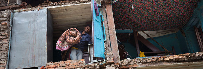  ØDELAGT:  Det var et stort jordskjelv i Nepal. Mange hus og veier er ødelagt.