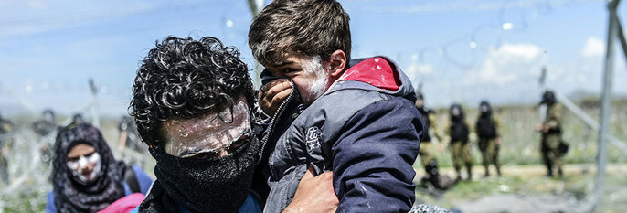  TÅREGASS:  Flyktninger har smurt tannkrem i ansiktene. De vil beskytte seg mot tåregass. Tusenvis av flyktninger bor ved grensa mellom Makedonia og Hellas.