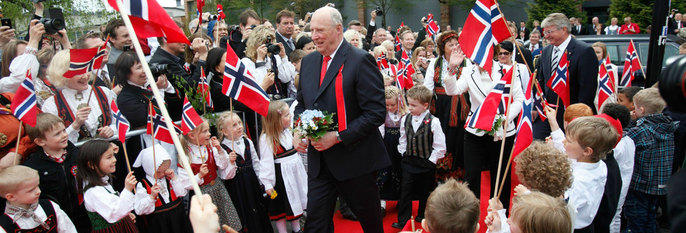 FEIRER:  Kong Harald hilser på barna på 17. mai. Nasjonaldagen til Norge feires med flagg og god mat.