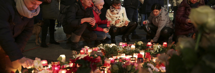  SORG:  Folk kommer med blomster og lys. I nærheten ble 12 mennesker drept på et julemarked. En lastebil kjørte på dem.