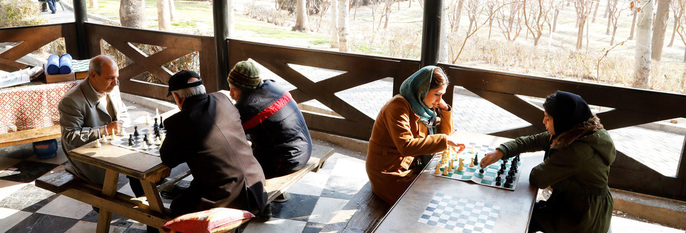  VM:  Kvinner skal spille om å bli best i verden i sjakk. Det skjer i Iran, og der må kvinner bruke hijab.