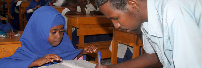 Sender barna på skole i Afrika
