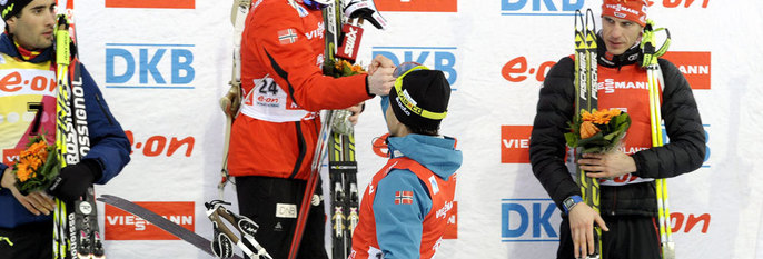 SØLV?:Johannes Thingnes Bø (midten) kan vinne sølv i verdenscupen i skiskyting.