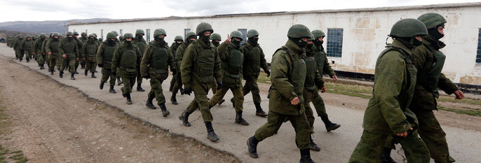 KRIG?:Det er fare for at det blir krig i Ukraina. Her er noen menn i uniformer på Krim-halvøya. De er trolig russere.