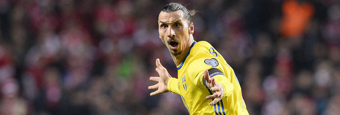  HELT:  Fotballspiller Zlatan fra Sverige er populær. Han reddet Sverige da de spilte mot Danmark. Det betyr at Sverige får spille i europa-mesterskap til neste år.