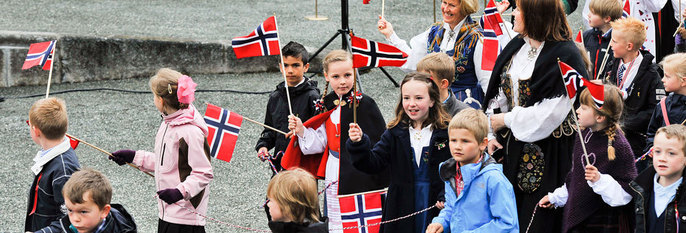 FLAGG: Elever i Ålesund får lov til å bruke flagg fra andre land 17. mai.