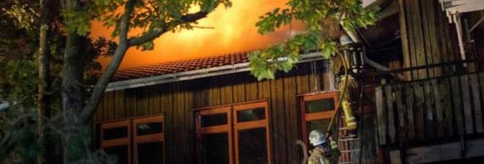 BRENNER: Det har vært brann i ti asylmottak i Sverige. Noen tenner på disse stedene for å hindre at flyktninger skal bo der.