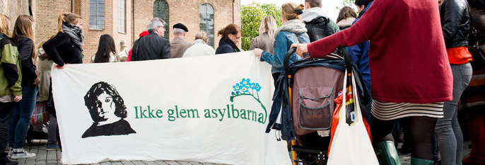 ASYL:Familier som søker asyl ønsker raskere beskjed om hva som skjer med dem. Her er Redd Barna Ungdom som protesterer mot utsendelser av asylbarn. Det var i fjor sommer.