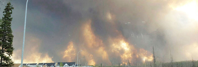  BRANN:  En skogbrann har spredt seg i Canada. Folk i en hel by har måttet rømme fra brannen.
