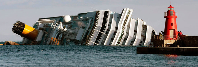 VELTET: Et stort skip med turister veltet ved Italia.