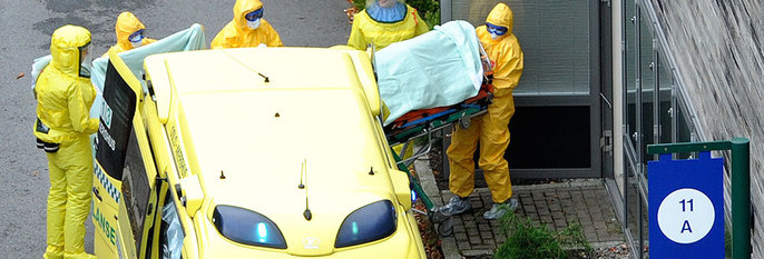  SYK:  En norsk kvinne fraktes fra ambulansen til Ullevål Sykehus i Oslo. Hun er syk av viruset ebola. 