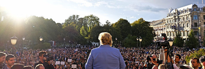 MANGE:Mange møtte opp til demonstrasjonen i Oslo. Folk viste at de ikke liker Den islamske staten. Her taler statsminister Erna Solberg under demonstrasjonen.