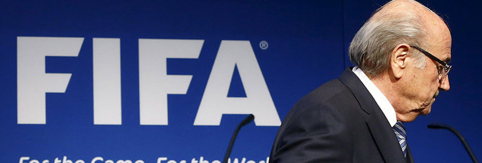  SLUTTER:  Sepp Blatter gir seg som sjef for Det internasjonale fotballforbundet. De blir etterforsket av politiet. 