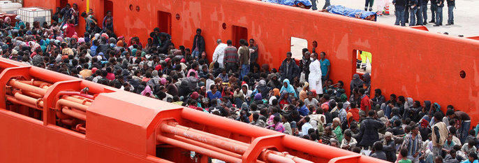 REDDET:De siste dagene har Italia reddet 5.000 mennesker. De kom med båter i Middelhavet. Her er mange av disse personene i et militært fartøy på øya Sicilia utenfor Sør-Italia.