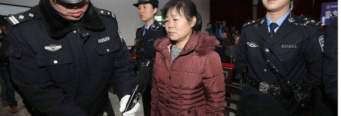 DØMT:En fødsels-lege i Kina solgte sju nyfødt babyer. Hun heter  Zhang Shuxia (midten) og er dømt til døden. 