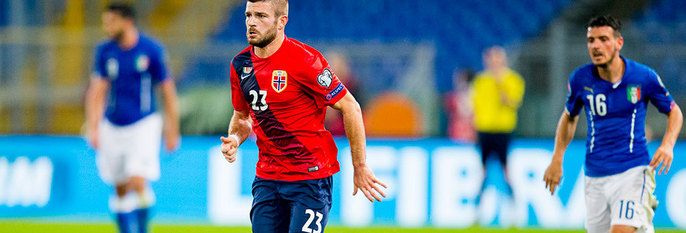 TAPTE: Norge spilte fotball mot Italia. Norge måtte vinne for å komme direkte til europa-mesterskapet i Frankrike. Men Norge tapte. På bildet er Valon Berisha fra Norge.
