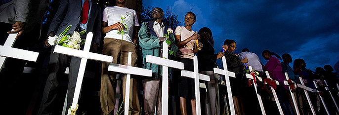  SØRGER:  148 mennesker ble drept på en skole i Kenya. Folk tente lys for å minnes de drepte.