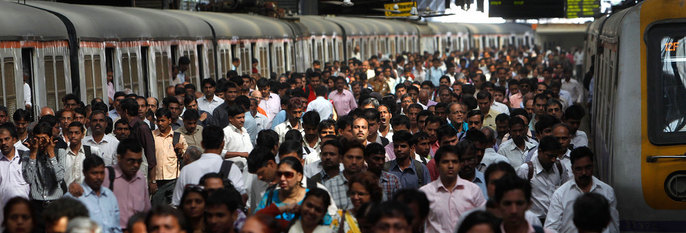 TRANGT:  I 2028 vil det være flere mennesker i India enn i Kina. (AP Photo/Rafiq Maqbool, File)