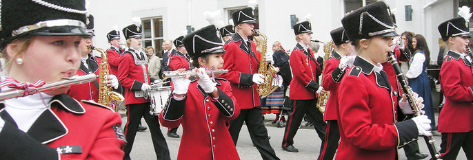 KORPS: Færre spiller i et korps. To steder må de ha korps fra Sverige på 17. mai. 