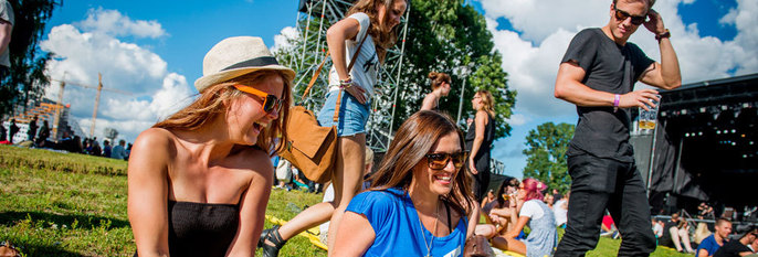  SOL: : Det var fint og varmt vær på Øyafestivalen onsdag. Musikkfestivalen varer i fire dager.