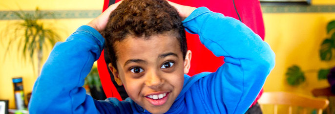 BLIR: Sju år gamle Nathan fra Etiopia og familien får bli i Norge. Det har domstolen bestemt.