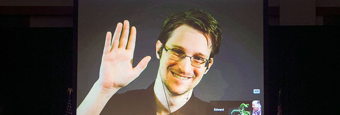  SNOWDEN:  Edward Snowden forteller hemmeligheter om USA. Det liker ikke de som styrer i USA. Han blir trolig satt i fengsel.