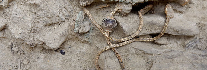  SKATTER:  Arkeologer fra USA fant en gammel grav i Hellas. Der lå en kriger. Han hadde mye smykker i gull.
