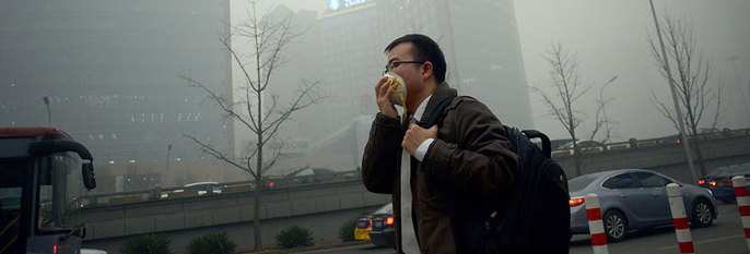  LUFT:  Det er mye forurensning i store byer i Kina. Folk må holde seg inne eller gå med maske ute. 