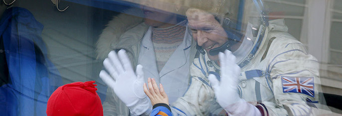  VINKET:  Briten Tim Peake vinket til barnet sitt før han reiste. Astronauten og to andre ble sendt til Den internasjonale romstasjonen. Der skal de jobbe.