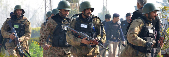  SOLDATER:  Et universitet i Pakistan ble angrepet. Politi og soldater kom seg inn i byggene og fikk stoppet angrepet. Minst 21 mennesker ble drept.