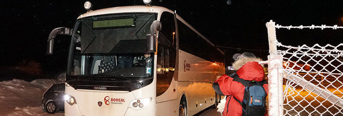  BUSS:  Asylsøkere kom i høst til Nord-Norge fra Russland. Her blir noen av dem sendt tilbake i buss. 
