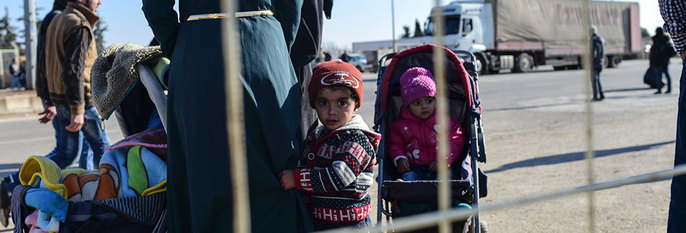 VENTER: Små barn og deres foreldre venter ved grensa til Tyrkia. De flykter fra krigen i Syria.