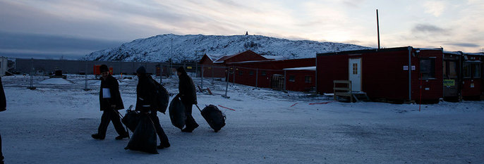 ASYLSØKERE: Mange asylsøkere kom til Nord-Norge fra Russland i fjor høst. Da ble de sendt til et mottakssenter i Finnmark. Noen av dem bodde på en dårlig måte, ifølge en rapport.