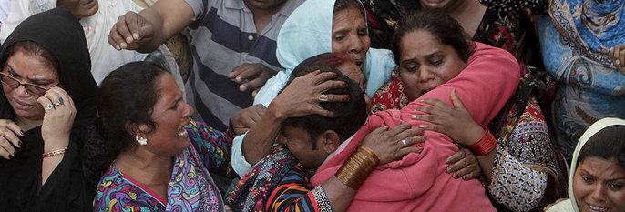  TRISTE:  Folk sørget over dem som ble drept i terrorangrep. Her er folk i Pakistan triste etter et angrep med bombe.
