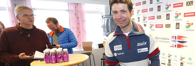  GLAD:  Skiskytter Ole Einar Bjørndalen har to grunner til å smile. Han skal fortsette med skiskyting. Så skal han bli pappa i oktober.