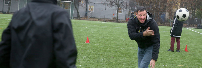 PENGER:  Sjefer i idretten i Norge må fortelle hvordan de bruker penger. Her spiller idrettspresident Tom Tvedt fotball med flyktninger.