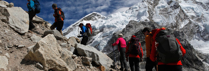  KLATRER:  Fjellet Mount Everest er det høyeste i verden. Derfor reiser mange hit for å klatre. De kommer fra hele verden.