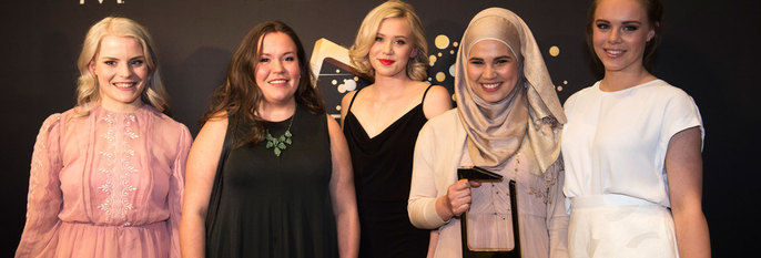  KJENDISER:  Mange følger med på livet til disse fem jentene. De er med i kanalen NRK sin serie Skam. Josefine Frida Pettersen spiller Noora. Hun står i midten. 