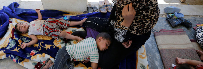 RØMMER: Familier rømmer fra byen Falluja. Men mange klarer ikke å komme seg unna terroristene som styrer. Denne familien har klart det og får hjelp.