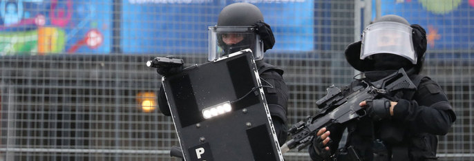  ØVER:  Politiet i Frankrike skal beskytte folk under europa-mesterskap i fotball. Her øver de på at noen angriper. 