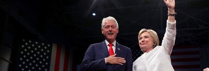  VINNER:  Hillary Clinton har vunnet mye støtte. Det betyr at hun kan bli den neste presidenten i USA. Her er hun sammen med ektemannen Bill Clinton. 