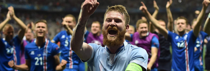  JUBLER:  Island vant over England i europa-mesterskapet (EM) i fotball. Her jubler spillerne etter seieren. 