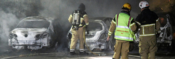  BRANNER:  Noen tenner på biler i Sverige. Biler brenner i flere byer. Her prøver brannfolkene å slukke branner.