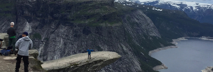  POPULÆR:  Denne steinen kalles Trolltunga. Den ligger på et fjell i Hordaland. Mange turister vil se denne når de er på ferie. 